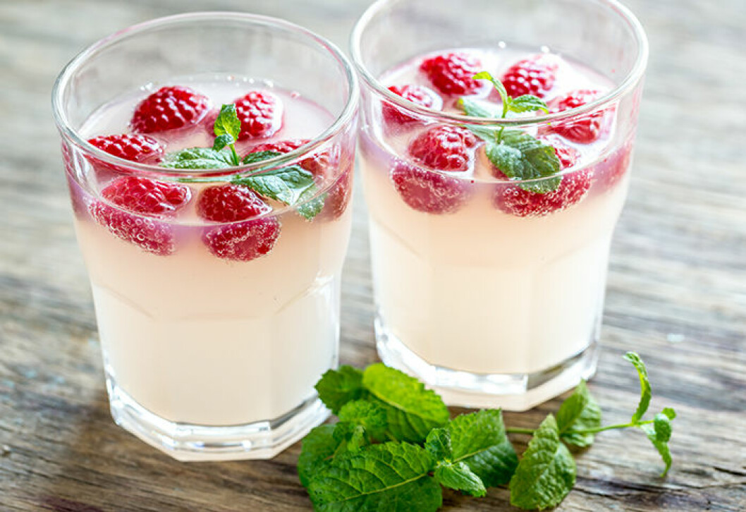 Limoncellodrink med hallon och mynta Foto: Shutterstock Limoncellodrink med hallon och mynta