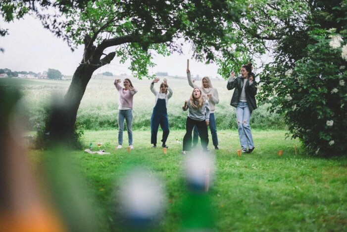 Flora Wiström har skrivit en stor festguide. Fortsätt scrolla för att komma dit! Midsommarguide, tips på lekar, mat och dryck