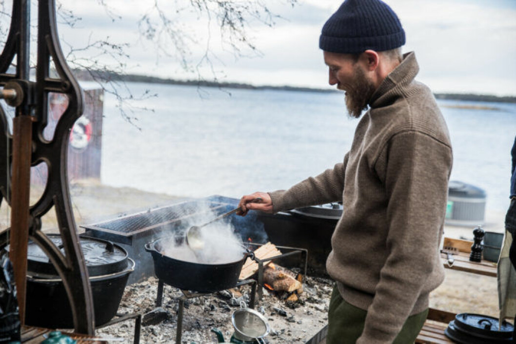 Den danske stjärnkocken Mikkel Karstads matfilosofi grundar sig i att arbeta med säsongsbaserade och närodlade råvaror. Den danske stjärnkocken Mikkel Karstads matfilosofi grundar sig i att arbeta med säsongsbaserade och närodlade råvaror.