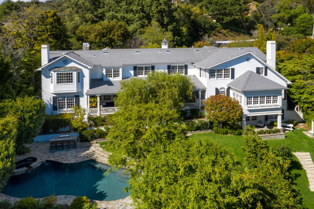 Huset som Ashton Kutcher och Mila Kunis säljer är byggt 1999. Bild utifrån Ashton Kutcher och Mila Kunis hus
