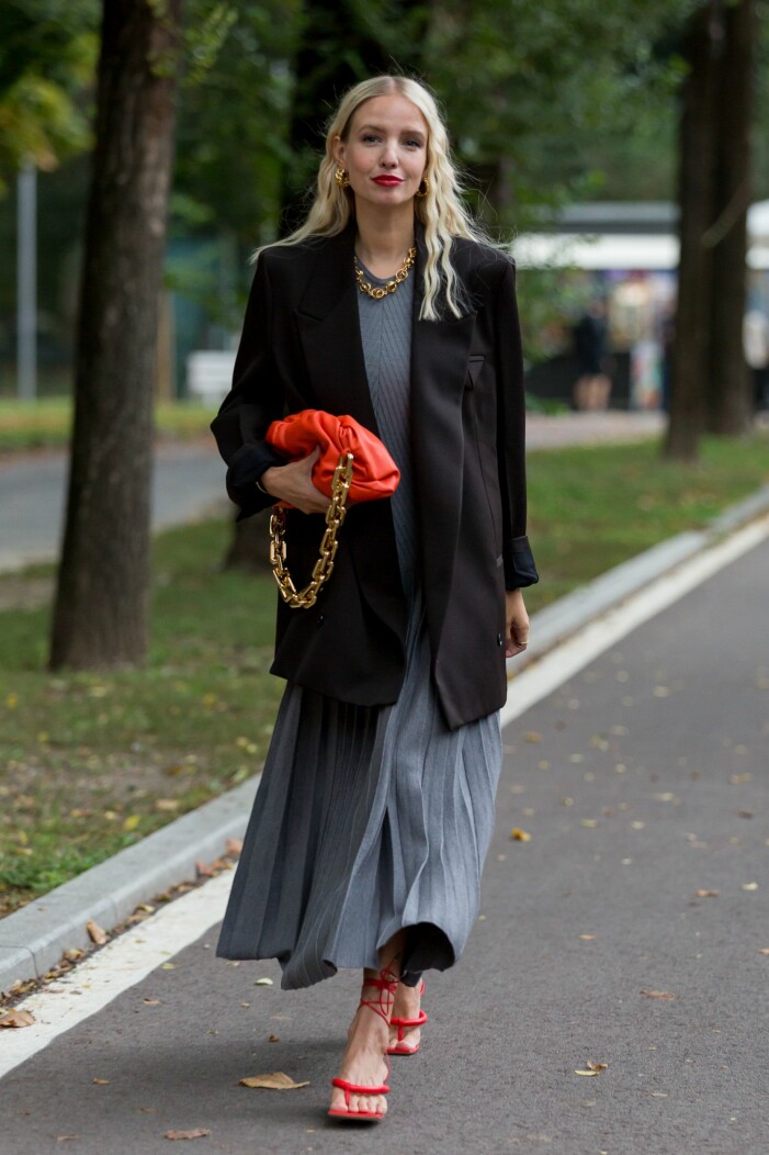Många bar en puffig clutchväska med eller utan kedja under Milano Fashion Week 2020! milano-fashion-week-streetstyle