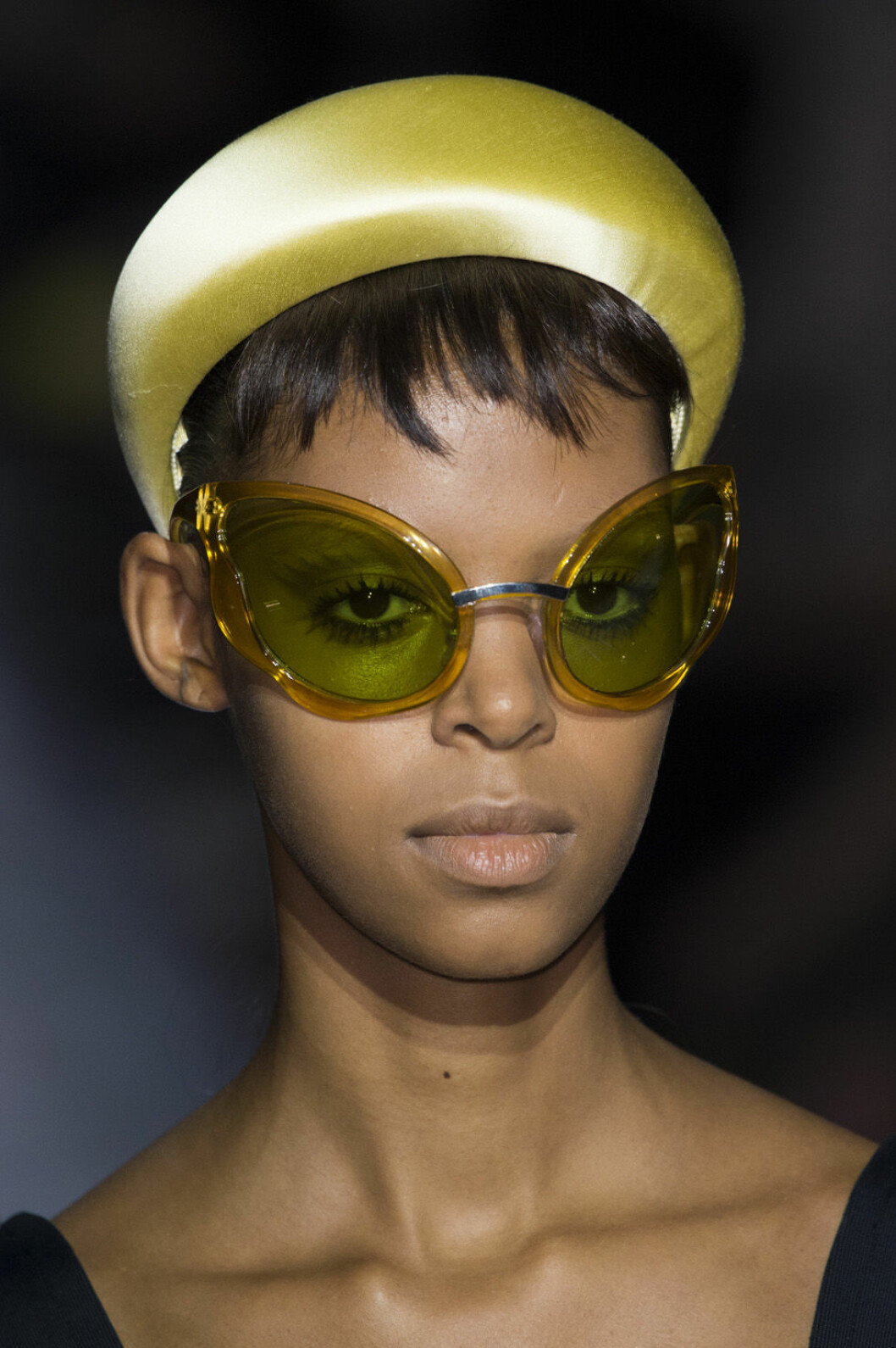 2019 års hetaste solglasögon kommer från Prada. Den här stora modellen är nästa stora trend på solglasögonsfronten och ett vasst alternativ till alla små, vassa brillor som är så poppis. Milano ss 19 Prada backstage solgalsögon