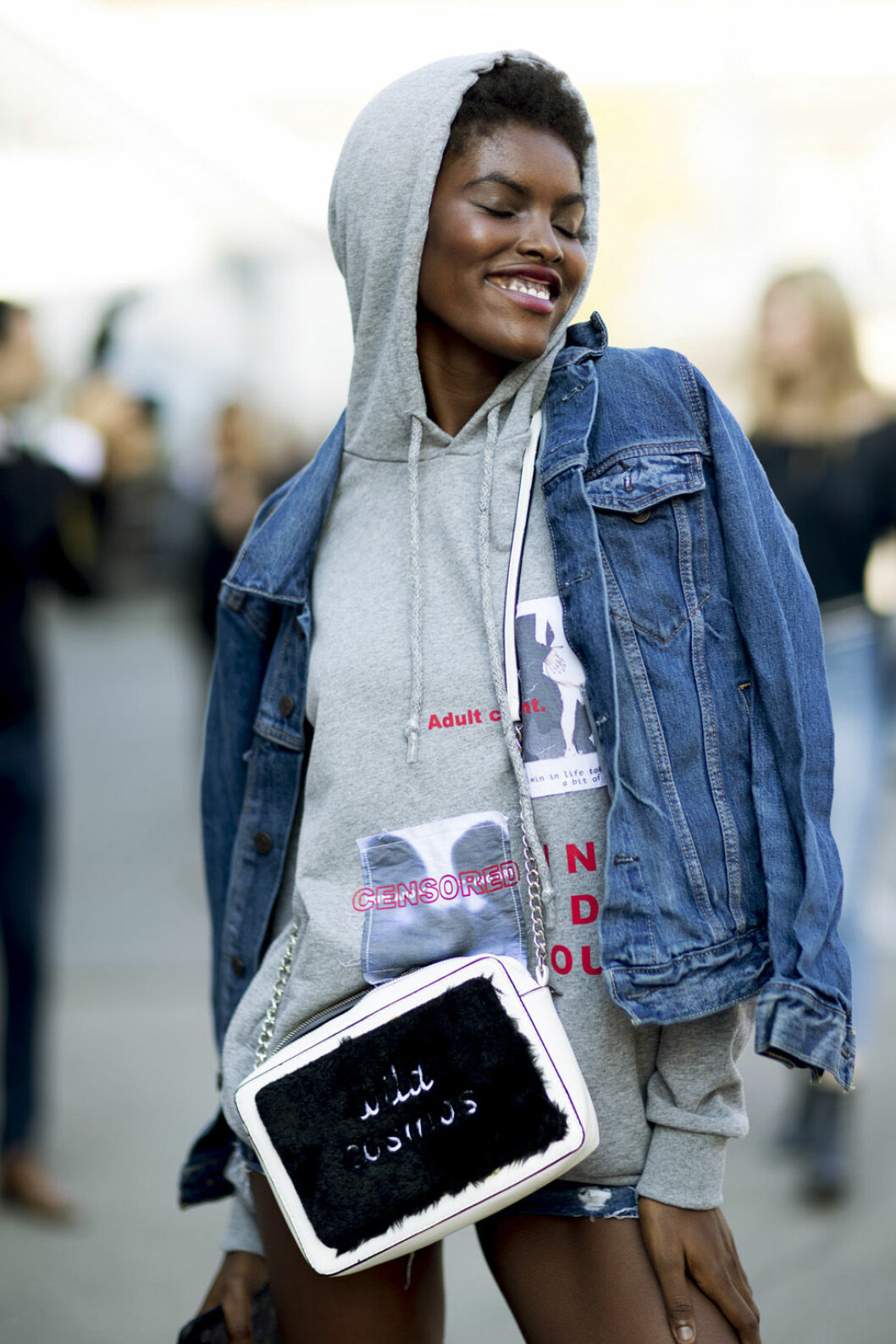 Styla jeansjackan med en hoodie. 