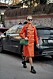Orange läderkappa och grön väska Streetstyle Milano Fashion Week AW20.