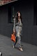 Grå look med orange väska Streetstyle Milano Fashion Week AW20.