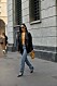 Blå jeans och orange överdel Streetstyle Milano Fashion Week AW20.