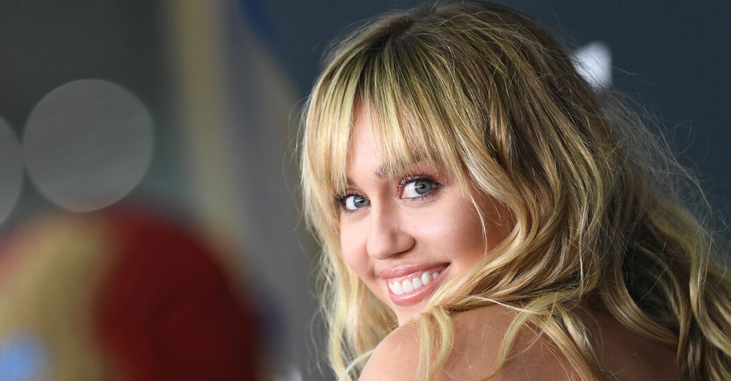 Miley Cyrus visar upp nya hockeyfrillan.