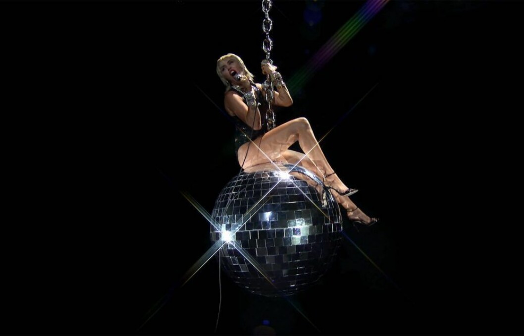 Miley Cyrus 2020. miley cyrus på en discokula