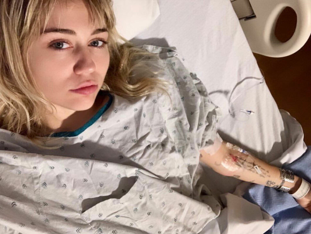 Miley hade ändå gott mod på sjuhuset och postade flera instagraminlägg därifrån. Miley Cyrus på sjukhus