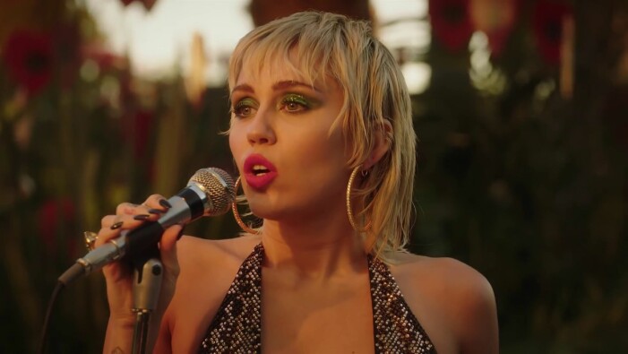 Miley Curys under ett av hennes liveframträdanden hon släppt på Youtube de senaste veckorna. Miley Cyrus live