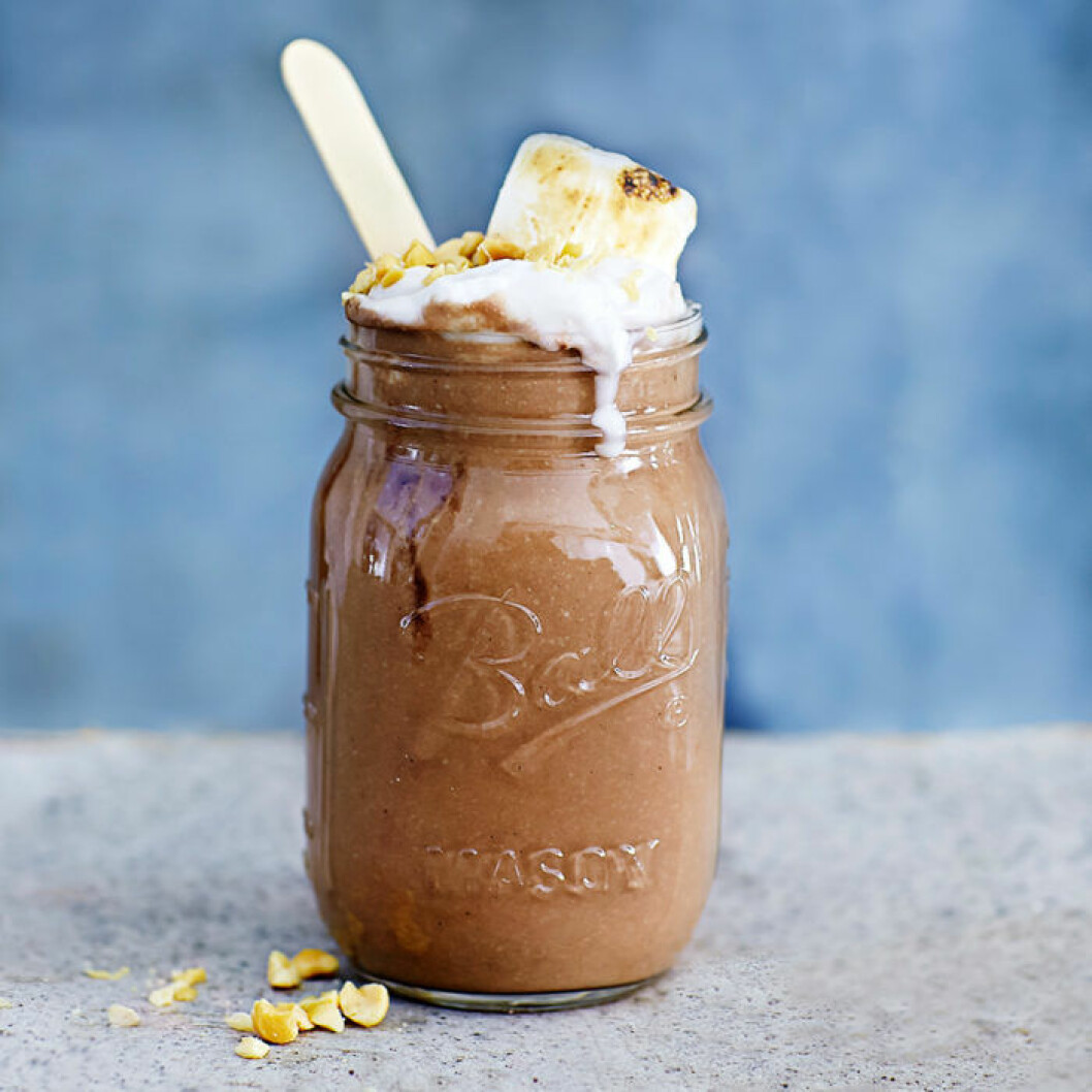 Chokladshake med jordnötssmör och kokos. Chokladshake med jordnötssmör och kokos.