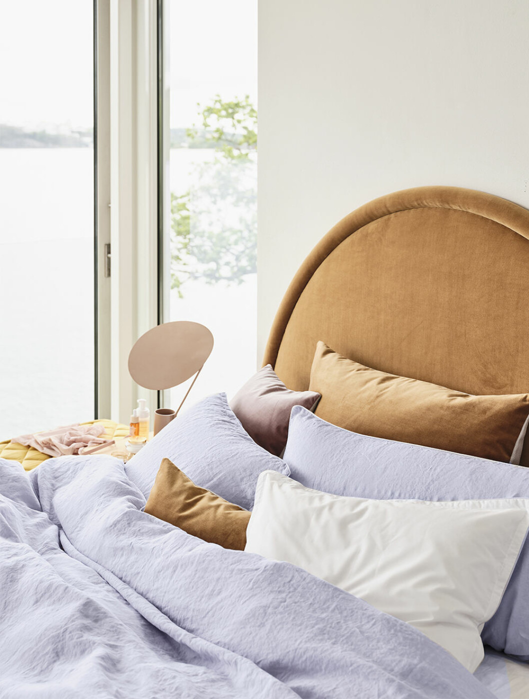 Det behöver inte vara solgult. Vackra ockragula nyanser är ett elegant val i hemmet. Foto: Mille Notti Sänggavel och sängkläder från Mille Notti 2020