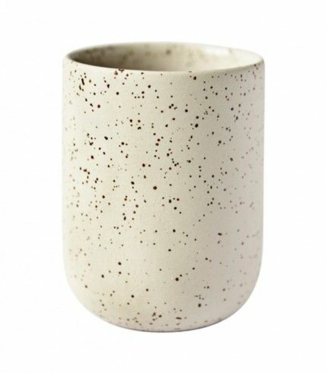 Pricken över i. Mugg Prick, som även kan användas som kruka, i vattenslipad keramik, design Mette Duedahl, 10x7 cm, 199 kr, Mimmi Staaf Möbelmakeri. 