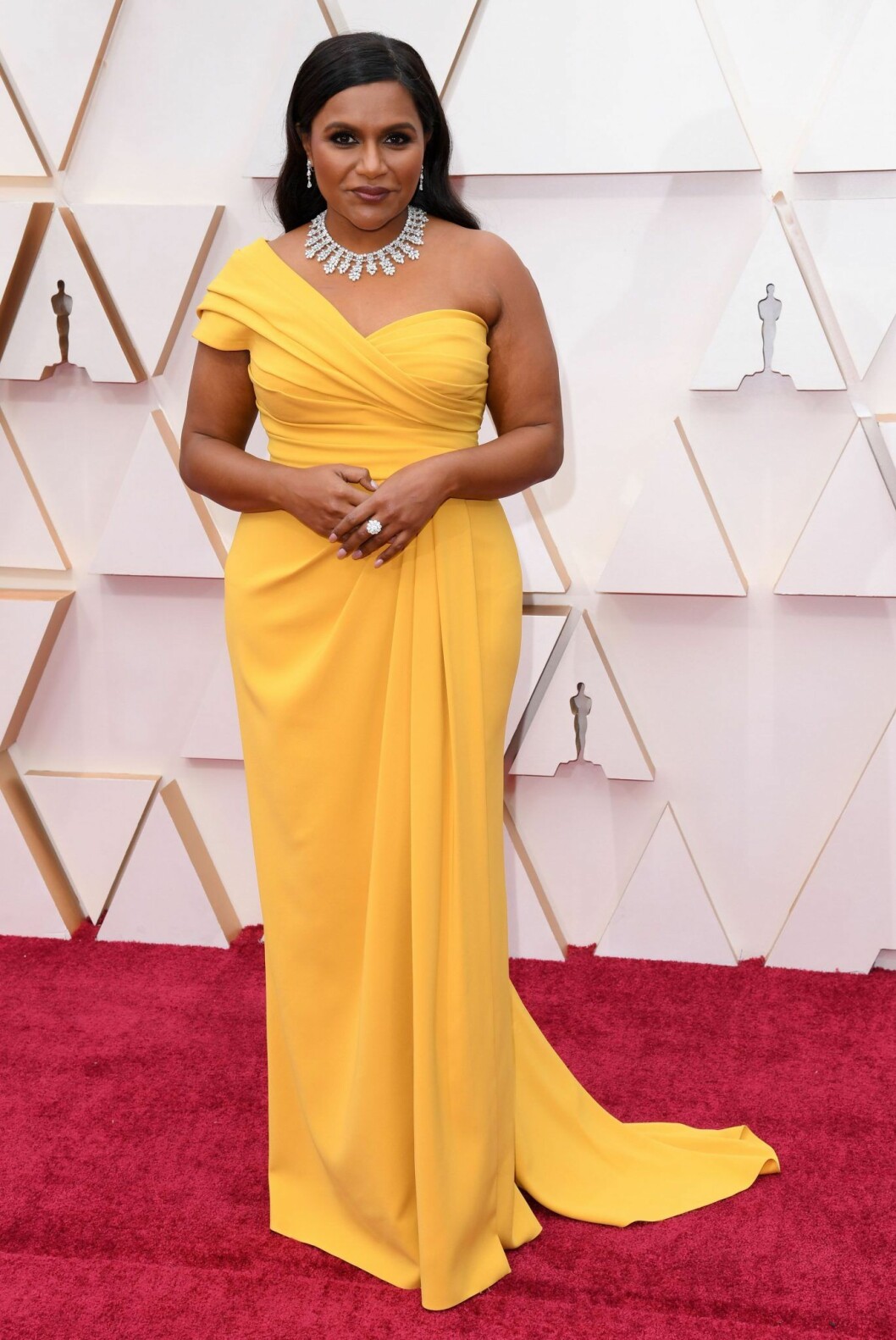 Mindy Kaling i gul klänning på röda mattan
