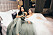 Parisa Aniri och Nina Campioni poserar på en säng.