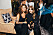 Kvinnor i svarta klänningar i H&Ms svit.