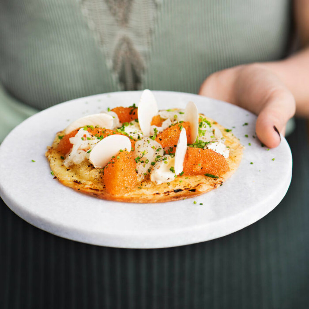 Tortillapizza med löjrom och crème fraiche. Tortillapizza med löjrom och crème fraiche.