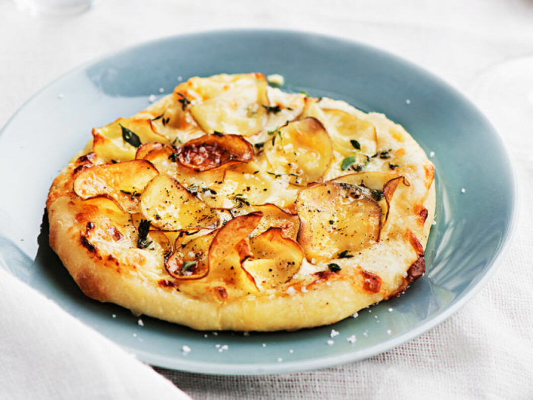 Pizza bianco med taleggio och tryffelhonung. Pizza bianco med taleggio och tryffelhonung.