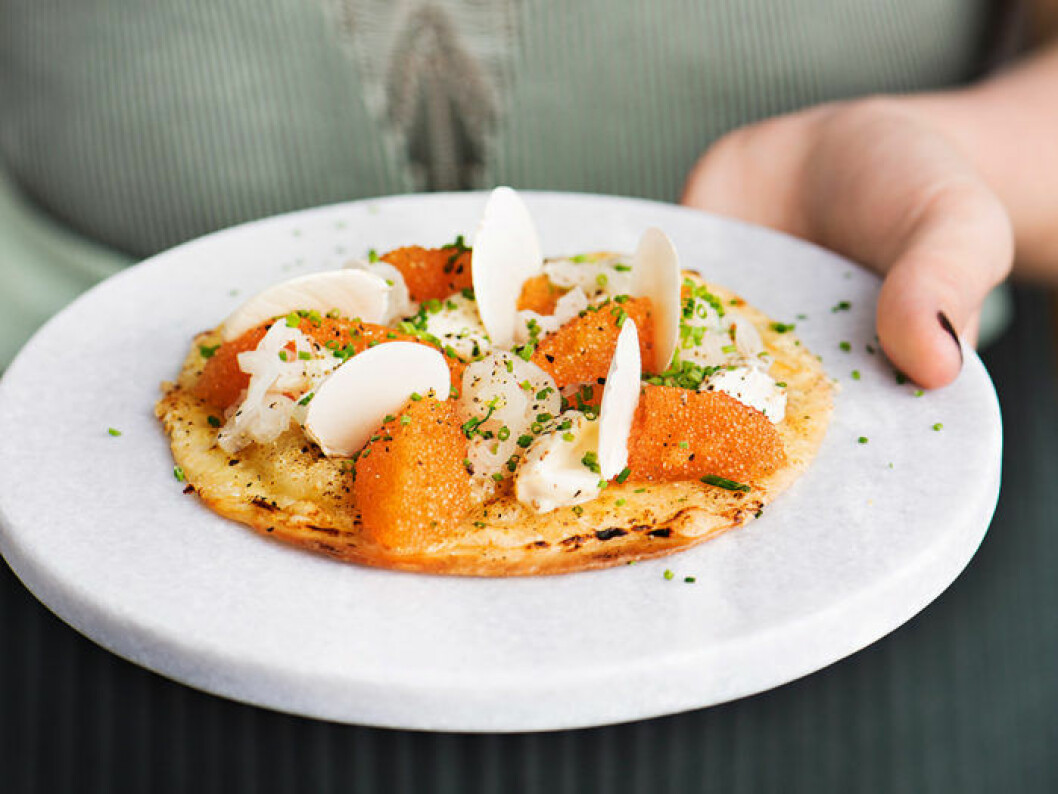 Tortillapizza med löjrom och crème fraiche. Tortillapizza med löjrom och crème fraiche.