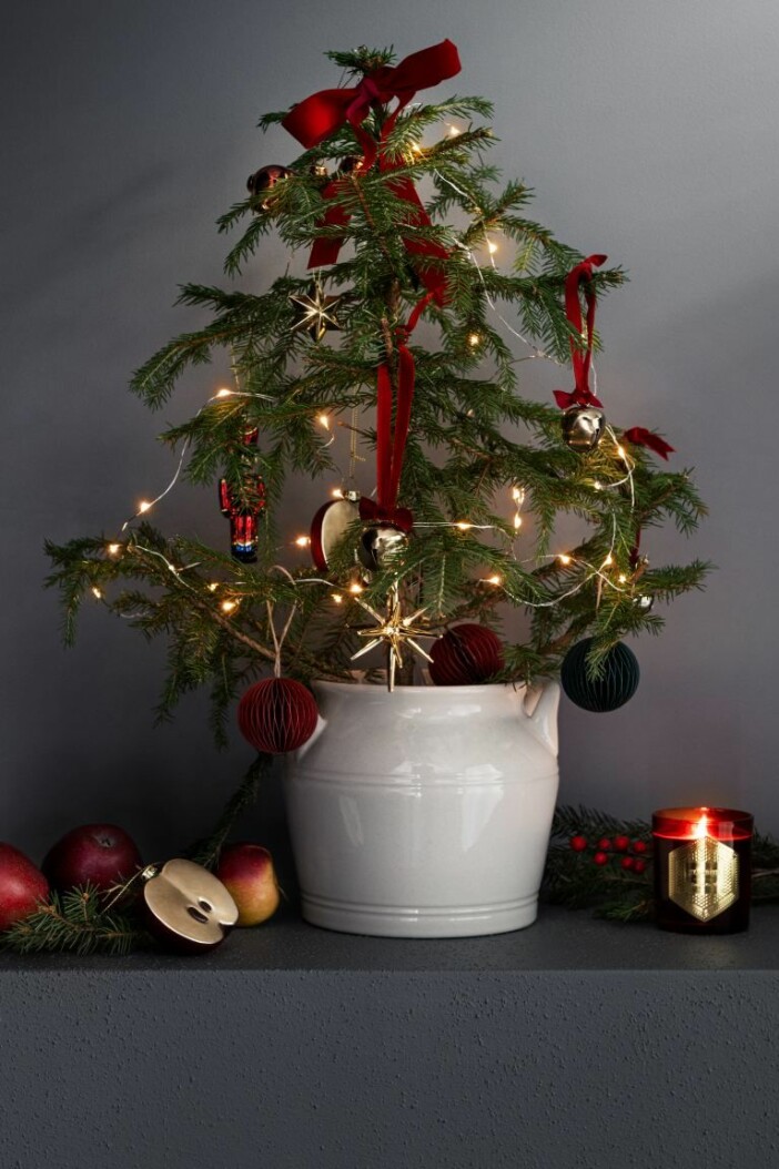Pynta gärna bordsgranen med dekorationer i mindre format och en ljusslinga. Foto: H&M Home minijulgran hos H&M Home