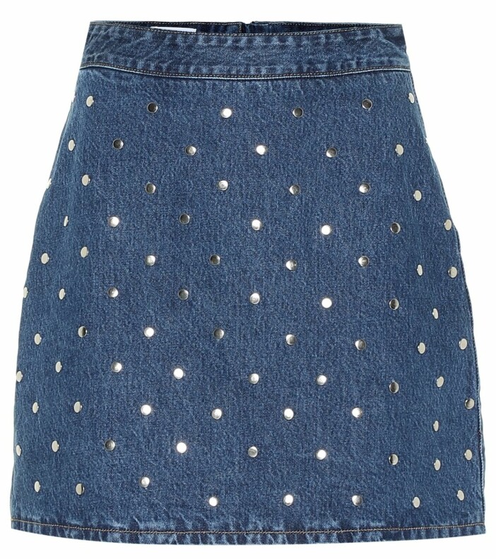 Minikjol i jeans med nitar från Ganni.