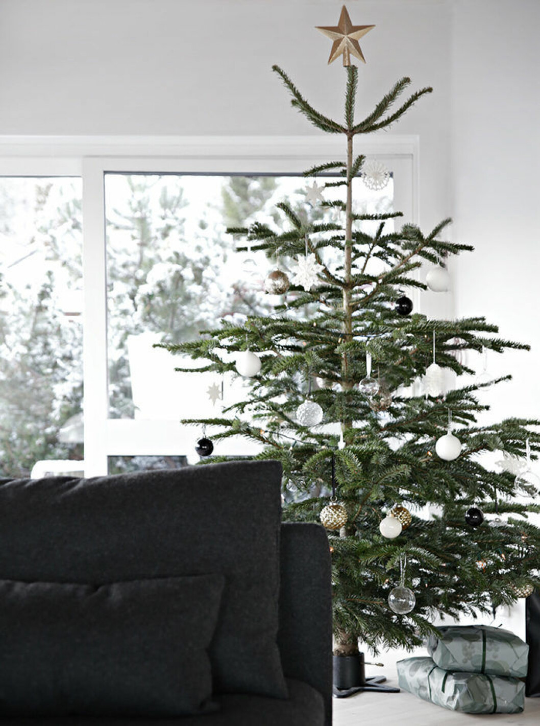 Foto: <a href="http://stylizimoblog.com/2016/12/10/christmas-tree-decorations/" target="_blank" rel="noopener">Nina Holst/Stylizimo</a> minimal_julgran