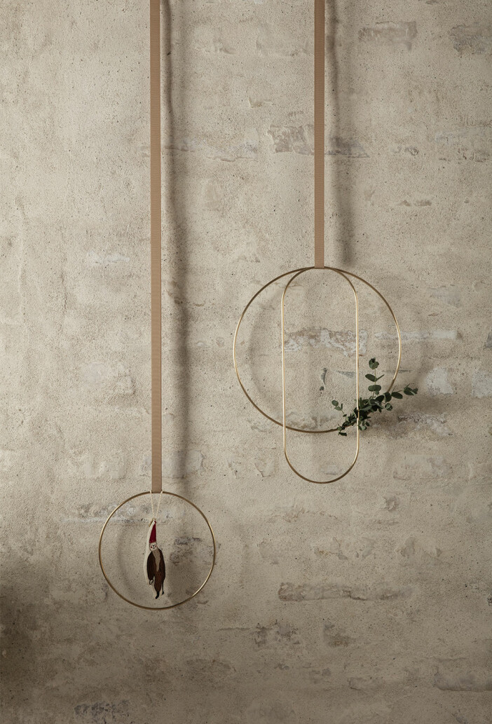 En krans kan också vara minimalistisk, som dessa i mässing. Foto: Ferm living minimalistisk krans i guld