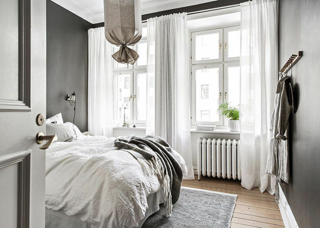 Foto: Maria Sahlander Styling: By Bon Interior för <a href="https://www.instagram.com/bjurfors_goteborg/" target="_blank" rel="noopener">Bjurfors</a>/mäklare: Christian Warberg mysigt minimalistiskt sovrum i grått