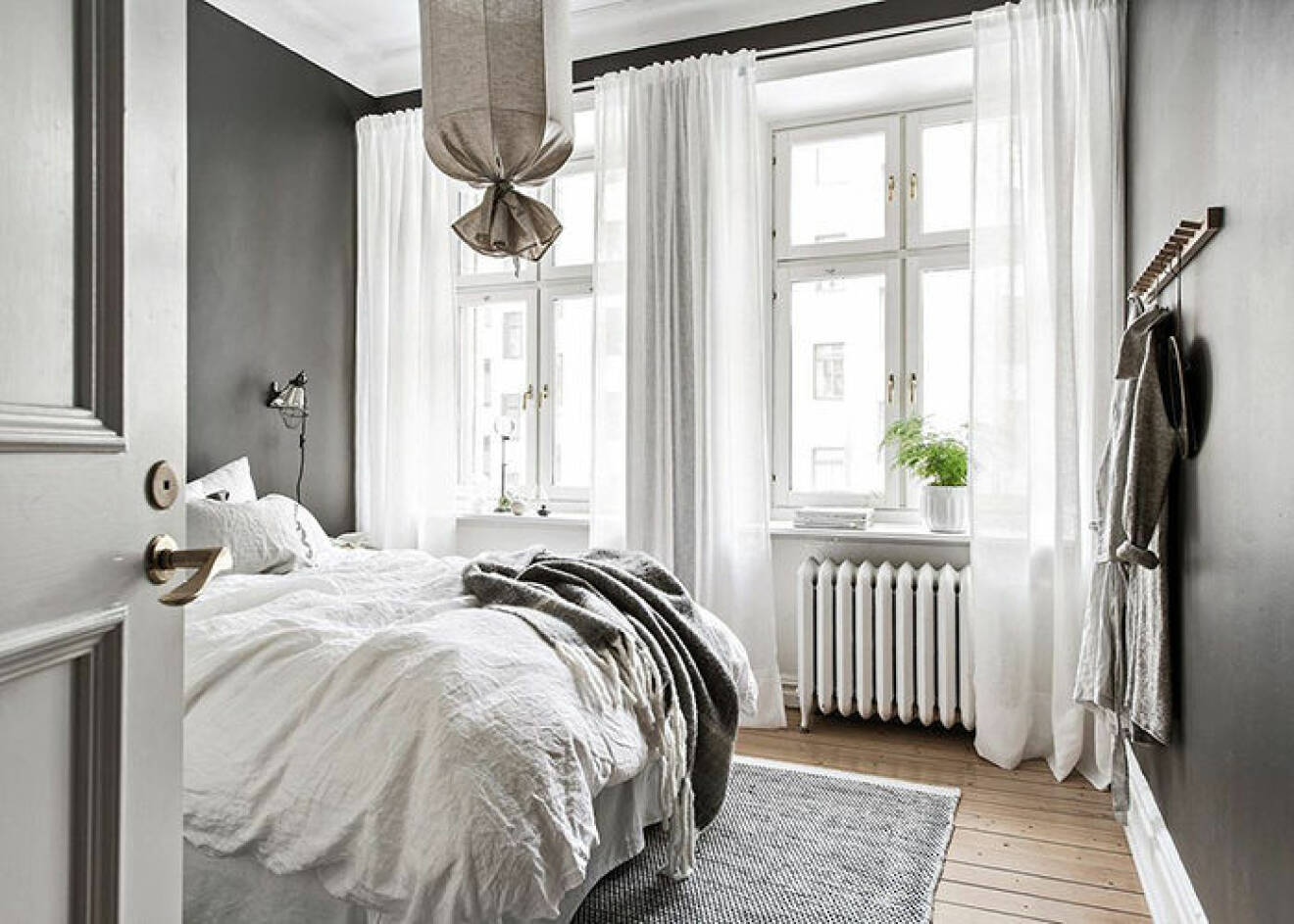 mysigt minimalistiskt sovrum i grått