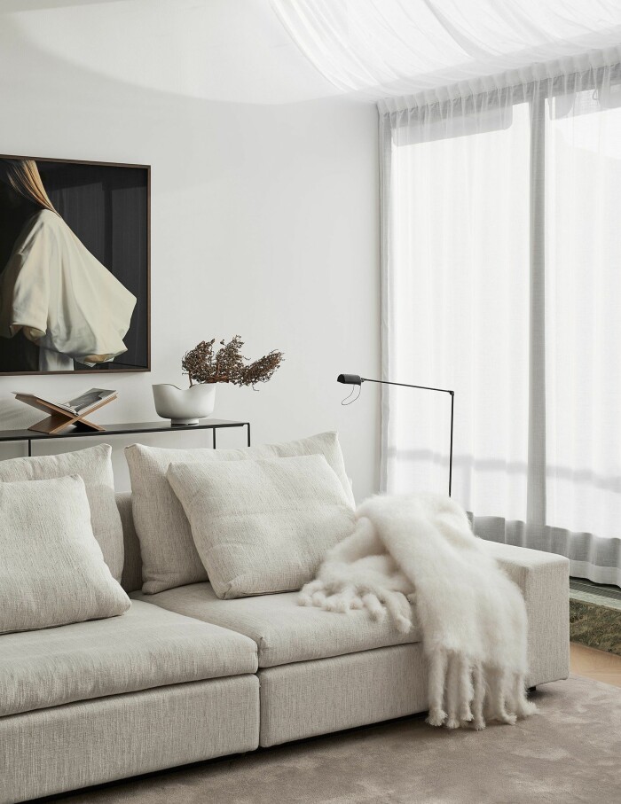 Fluffiga plädar är en av stilens it-detaljer. Foto: Pihl Strehl minimalistiskt och mysigt hos pihl strehl