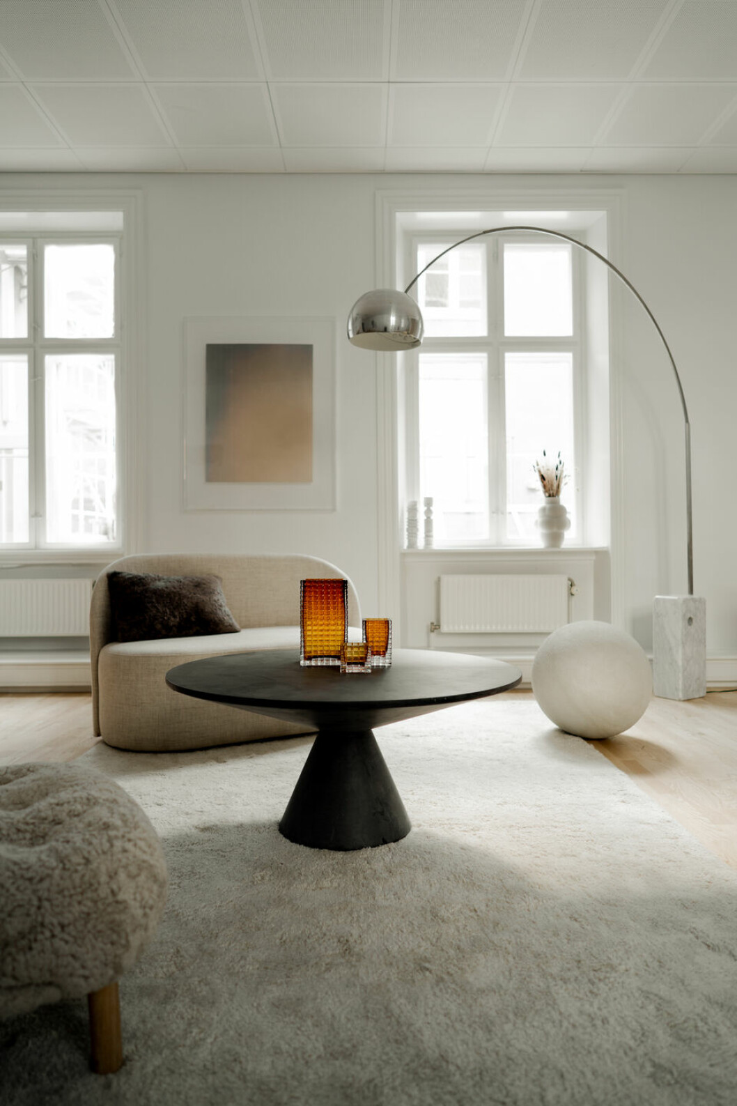 mysig minimalistisk vardagsrumsinredning