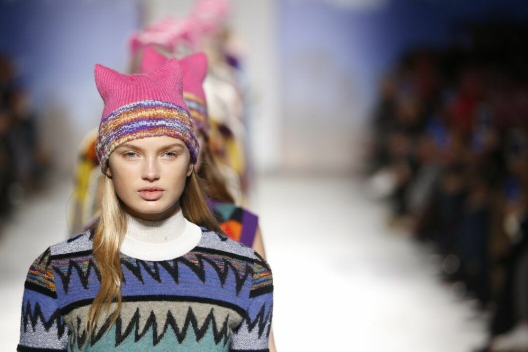 Missonis visning avslutades med att samtliga modeller bar varsin pussyhat. Missoni lät modellerna bära pussyhats under visningen för aw17.