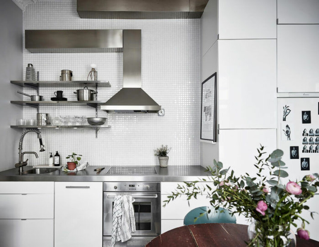 Kök med vit mosaik