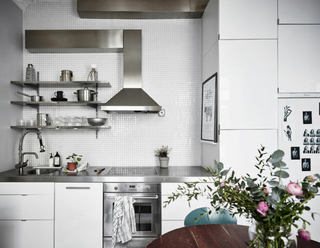 Foto: <a href="https://www.instagram.com/fotografanders/" target="_blank" rel="noopener">Anders Bergstedt</a> Styling: <a href="https://www.instagram.com/annafurbacken/" target="_blank" rel="noopener">Anna Furbacken</a> för <a href="https://www.instagram.com/entrancemakleri/" target="_blank" rel="noopener">Entrance mäkleri</a>/mäklare: Erika Bergholm Kök med vit mosaik