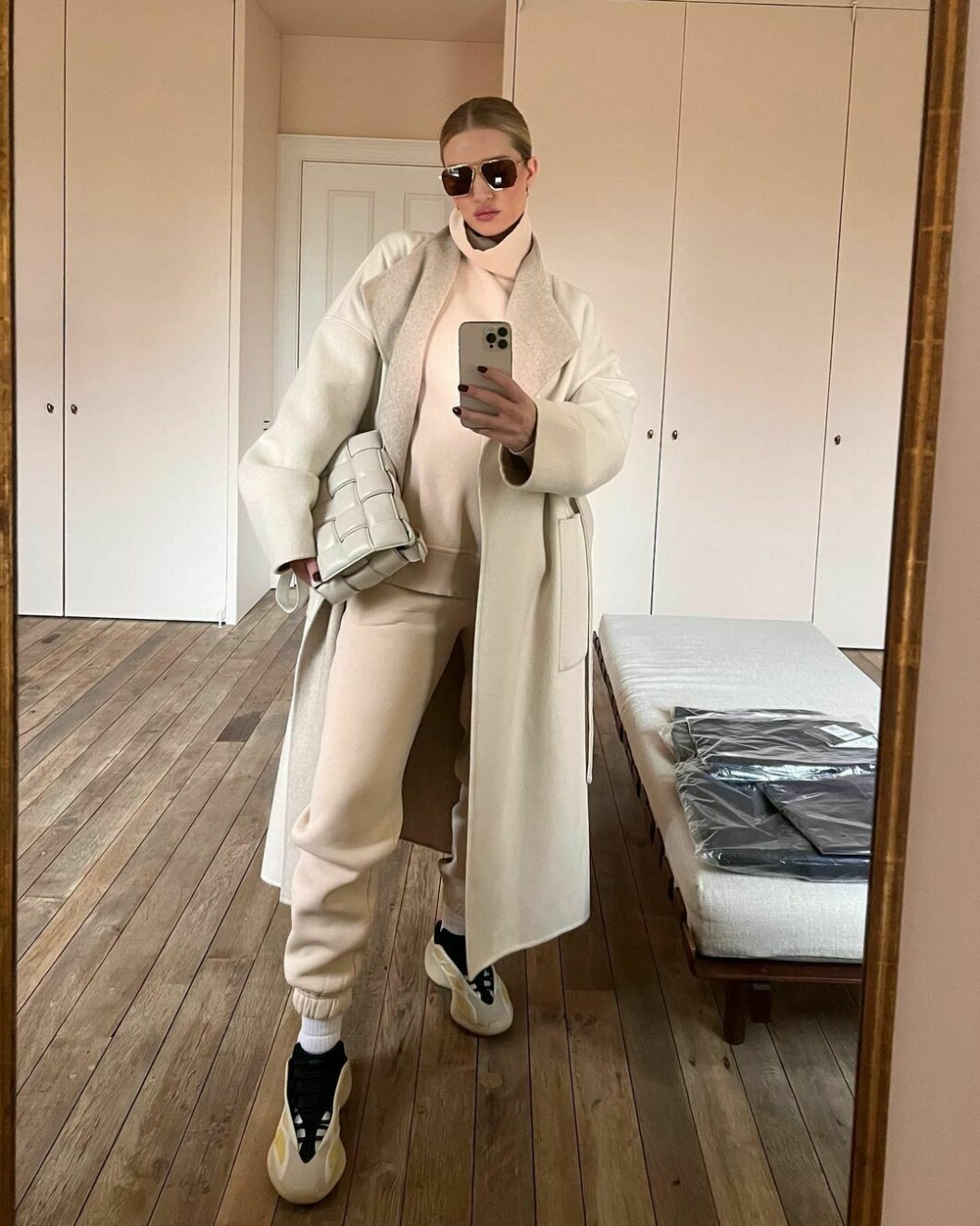 Rosie Huntington-Whiteley i mjukisset från <a target="_blank" href="https://en.thebazilika.com/">The Bazilika</a> och kappa från <a target="_blank" href="https://www.marcelalondon.co.uk/">Marcéla London</a>. Rosie Huntington-Whiteley i mjukisset från The Bazilika och kappa från Marcéla London.
