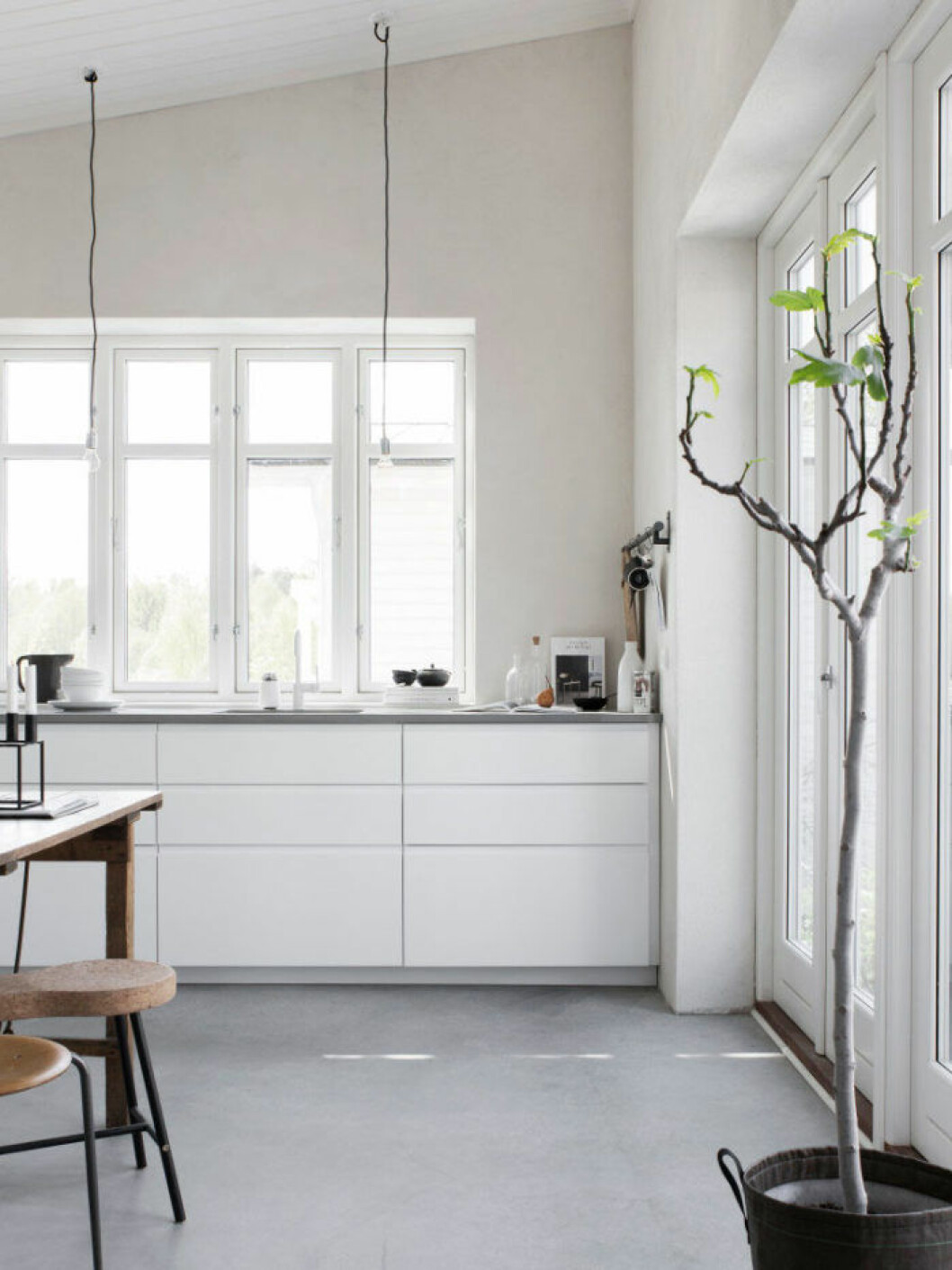 Ledorden för Pellas stil är enkel harmoni, vilket syns tydligt i köket i attefallshuset. Foto: <a href="https://medinalind.com/">Sara Medina Lind</a> Ledorden för Pellas stil är enkel harmoni.