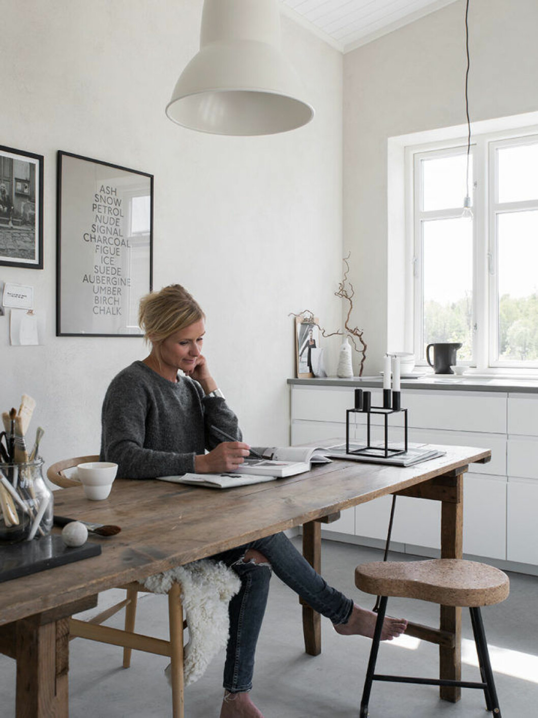 Pella Hedeby i sitt ombloggade attefallshus som fungerar både som kontor och gäststuga. Foto: <a href="https://medinalind.com/">Sara Medina Lind</a> Pella Hedeby börjar blogga för ELLE Decoration.