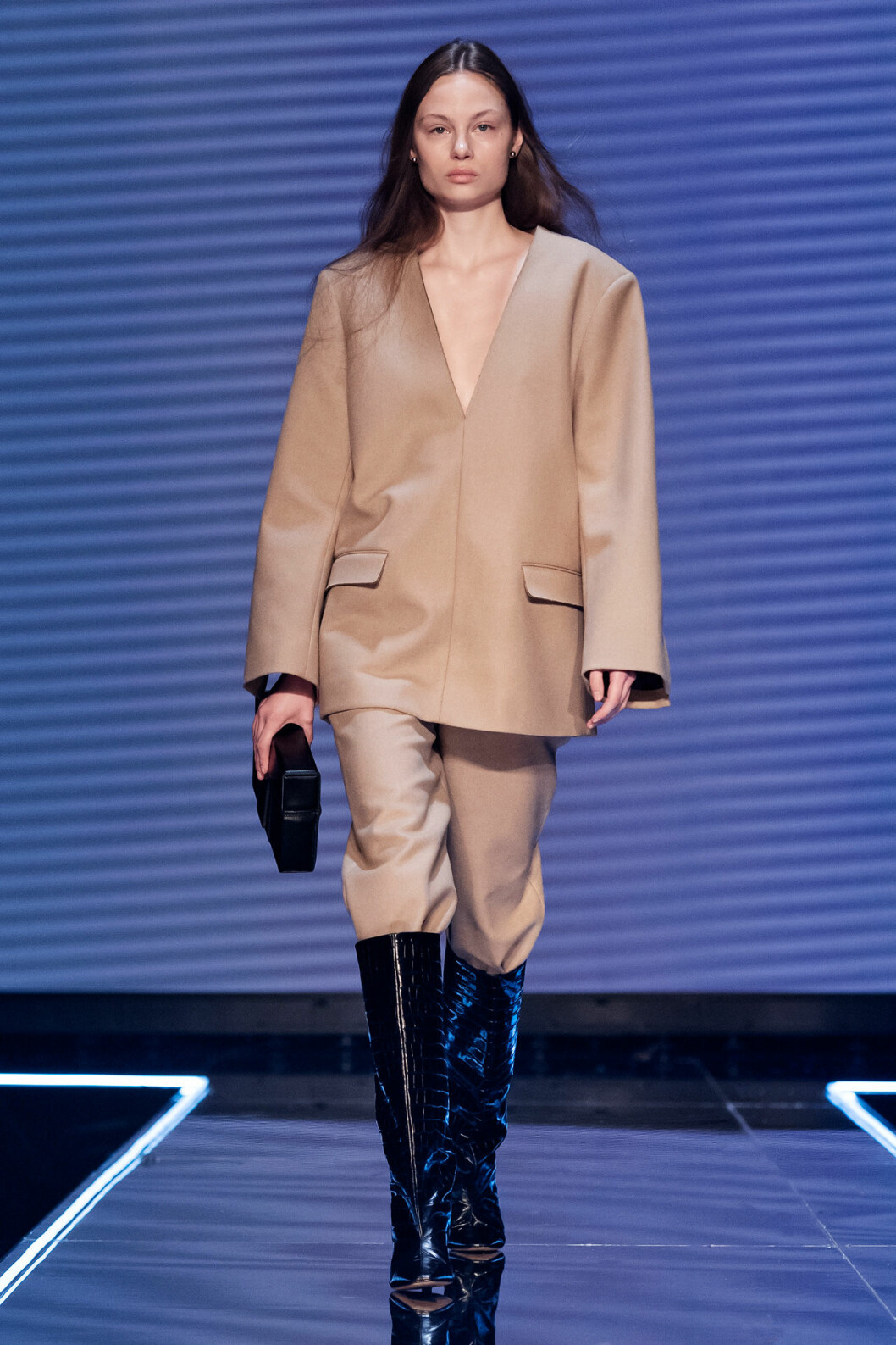 Beige look med stövlar från Totêmes vinnarvisning ELLE-galan 2020.