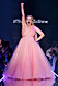 Emma Örtlund gjorde comeback i look nr 1 iklädd sin rosa puffiga prinsess-klänning i design av couturedesignern Frida Jonsvens.