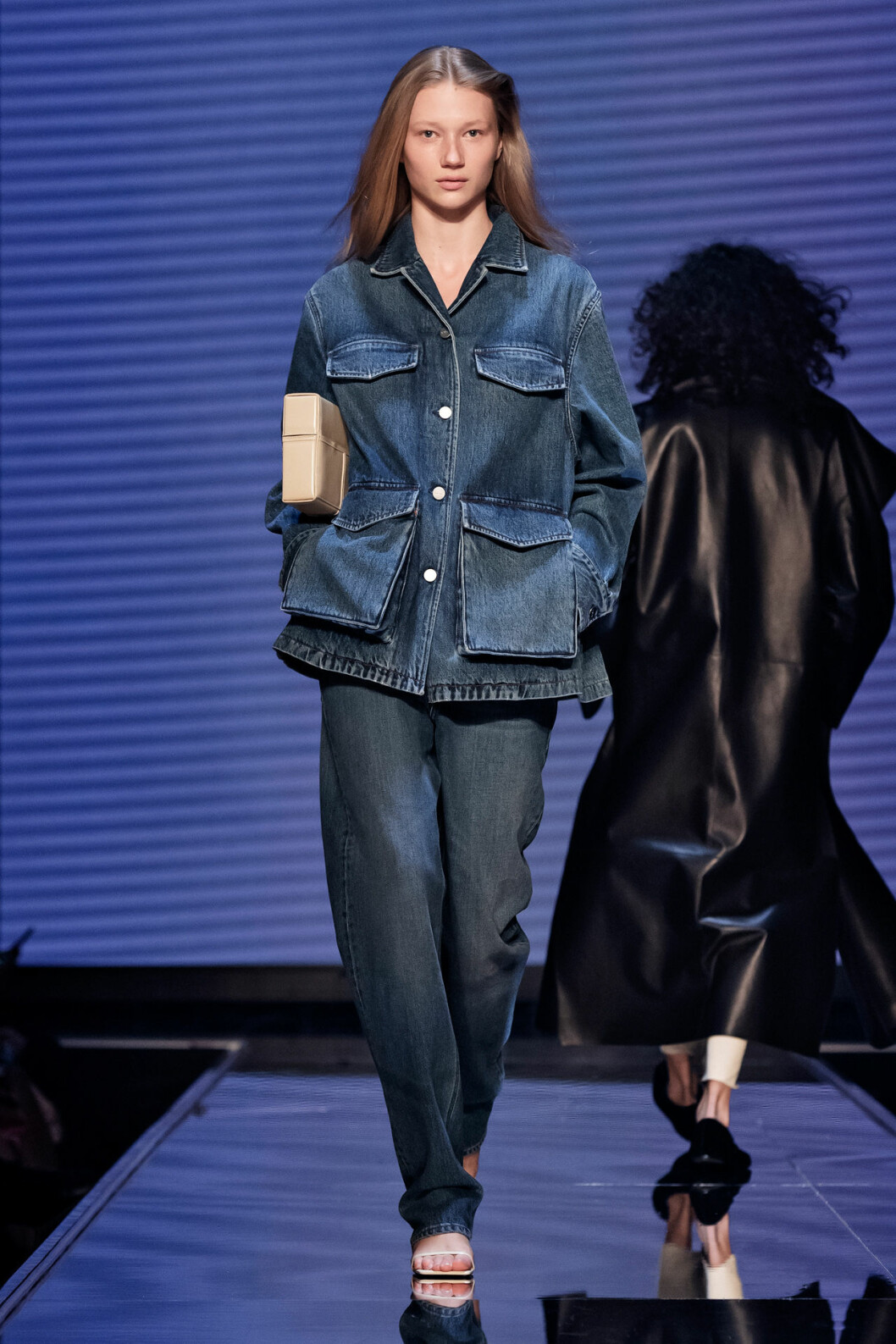 Denimlook från topp till tå från Totêmes vinnarvisning ELLE-galan 2020.