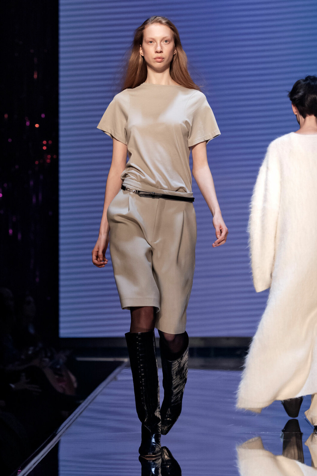 Beige enkel look med stövlar från Totêmes vinnarvisning ELLE-galan 2020.