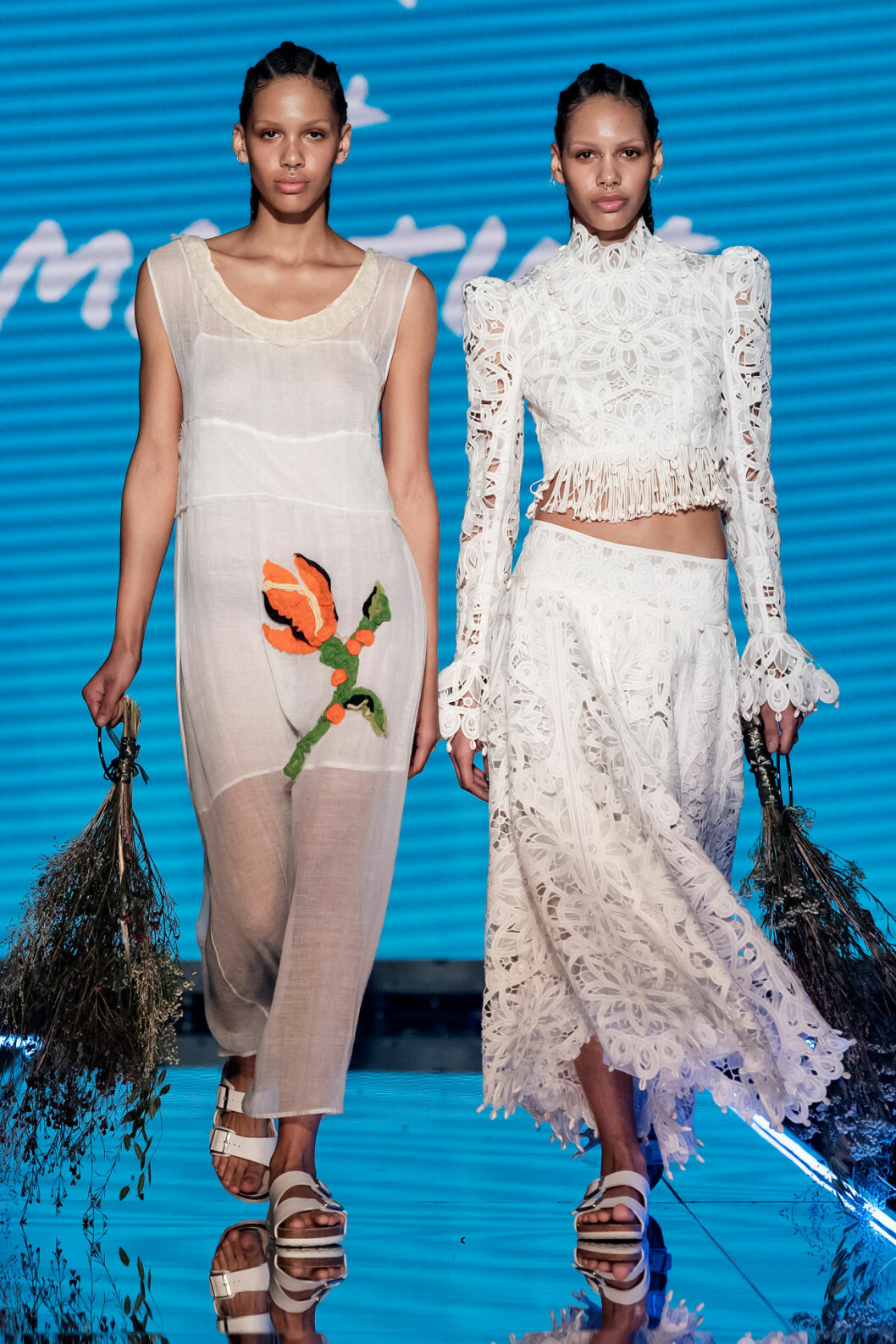 Par i vita sommarlooks.