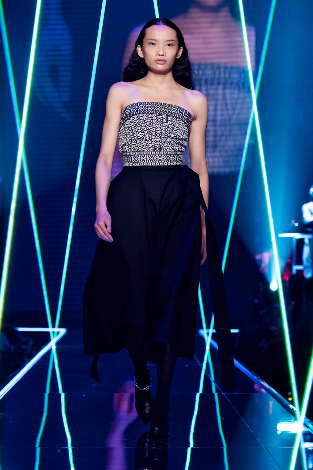 Off-shoulder topp med svart underdel från visningen av årets nykomling Amanda Borgfors Mészáros.