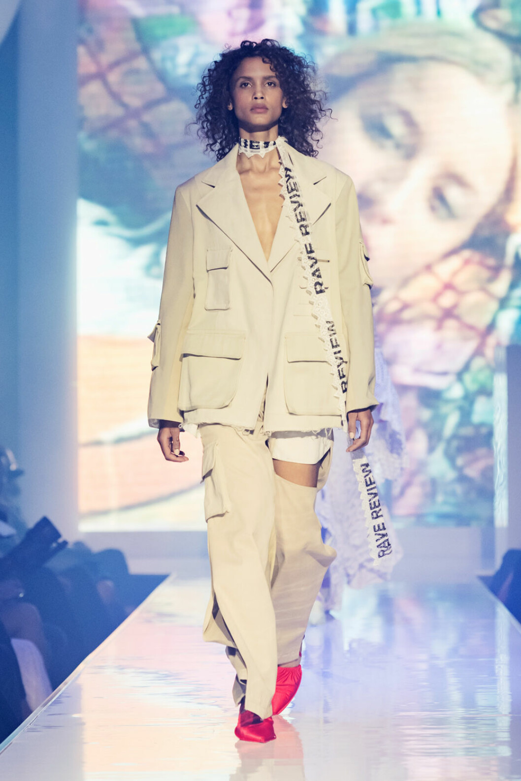 Rave Reviews visning på ELLE-galan 2019, beige kostym.