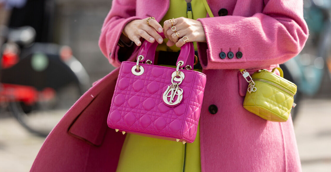 Streetstyle, rosa kappa och rosa väska