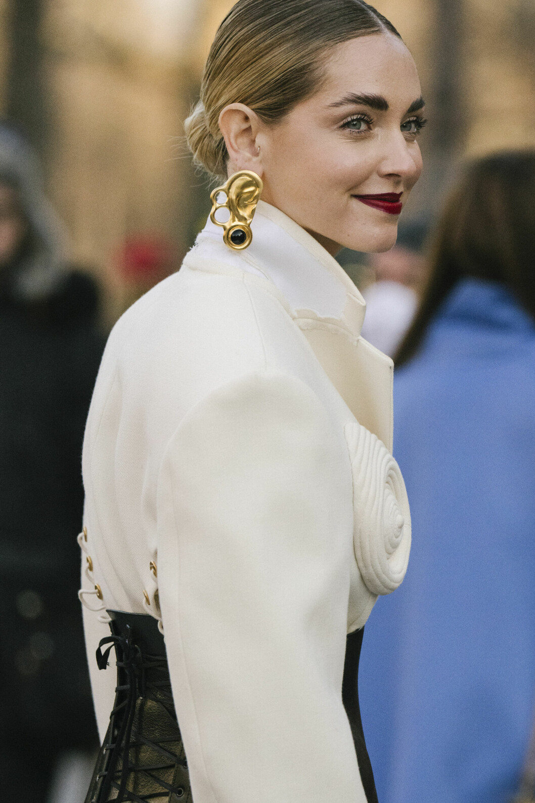 Model off duty hår sleek bun trend vår