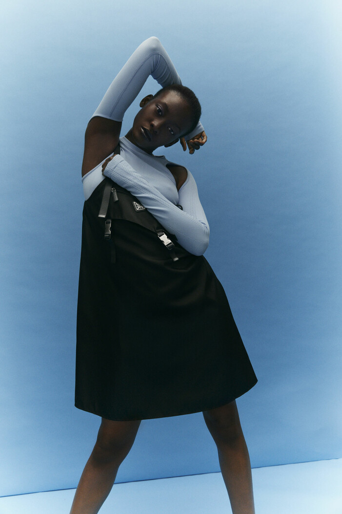 Blå klänning, 499 kr, H&M. Svart klänning, 14 644 kr, Prada/MyTheresa. Modellen har på sig blå klänning från H&M och svart klänning från Prada/MyTheresa.
