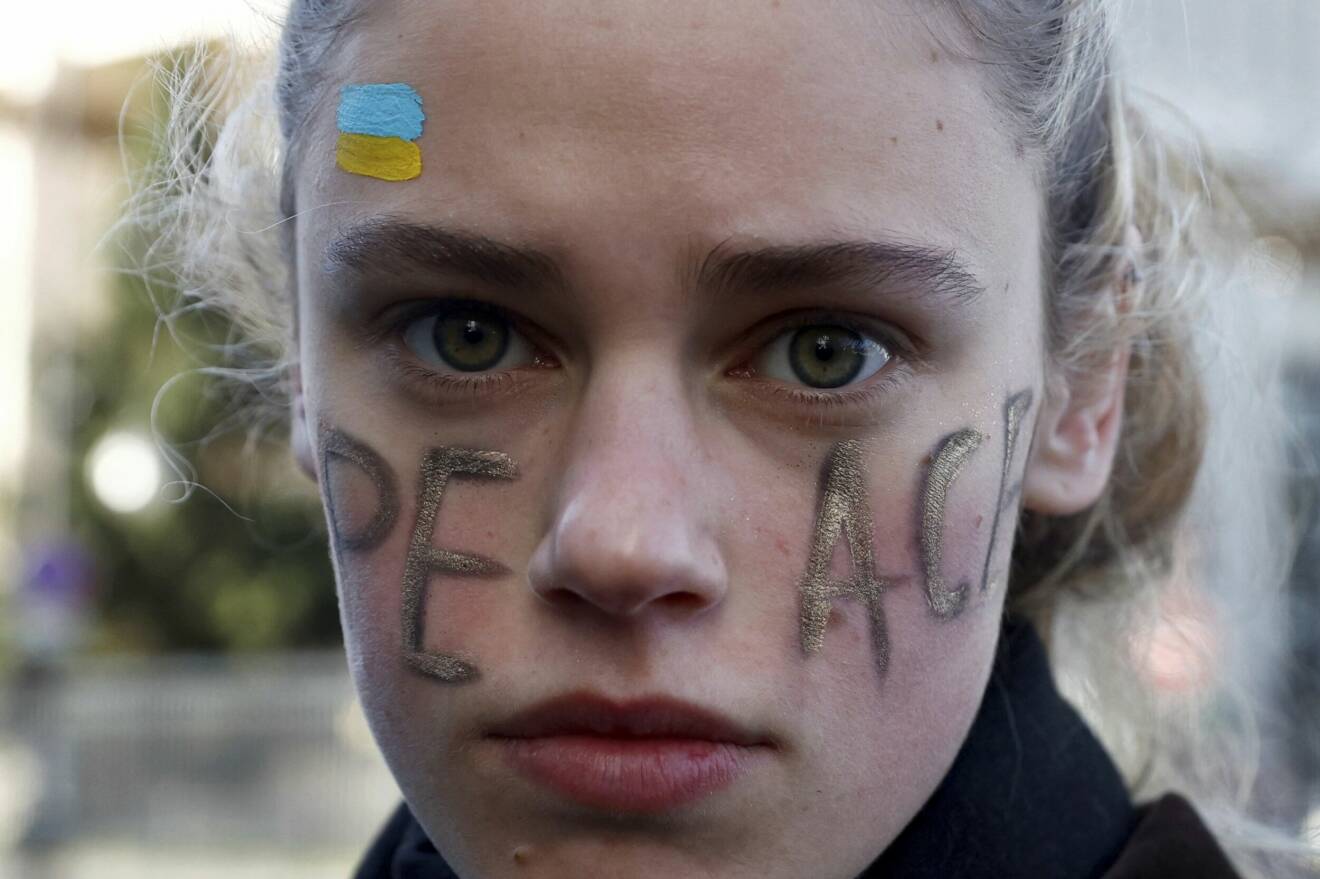 modell med texten "peace" skriven under demonstration mot rysslands krig mot ukraina
