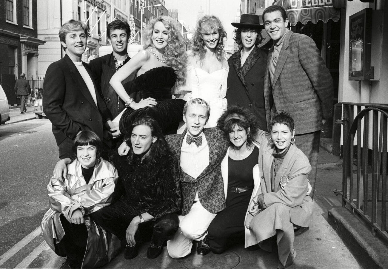 Brittiska modeeliten med Hamnett i spetsen samlad för att uppmärksamma välgörenhets­konserten Fashion Aid 1985.