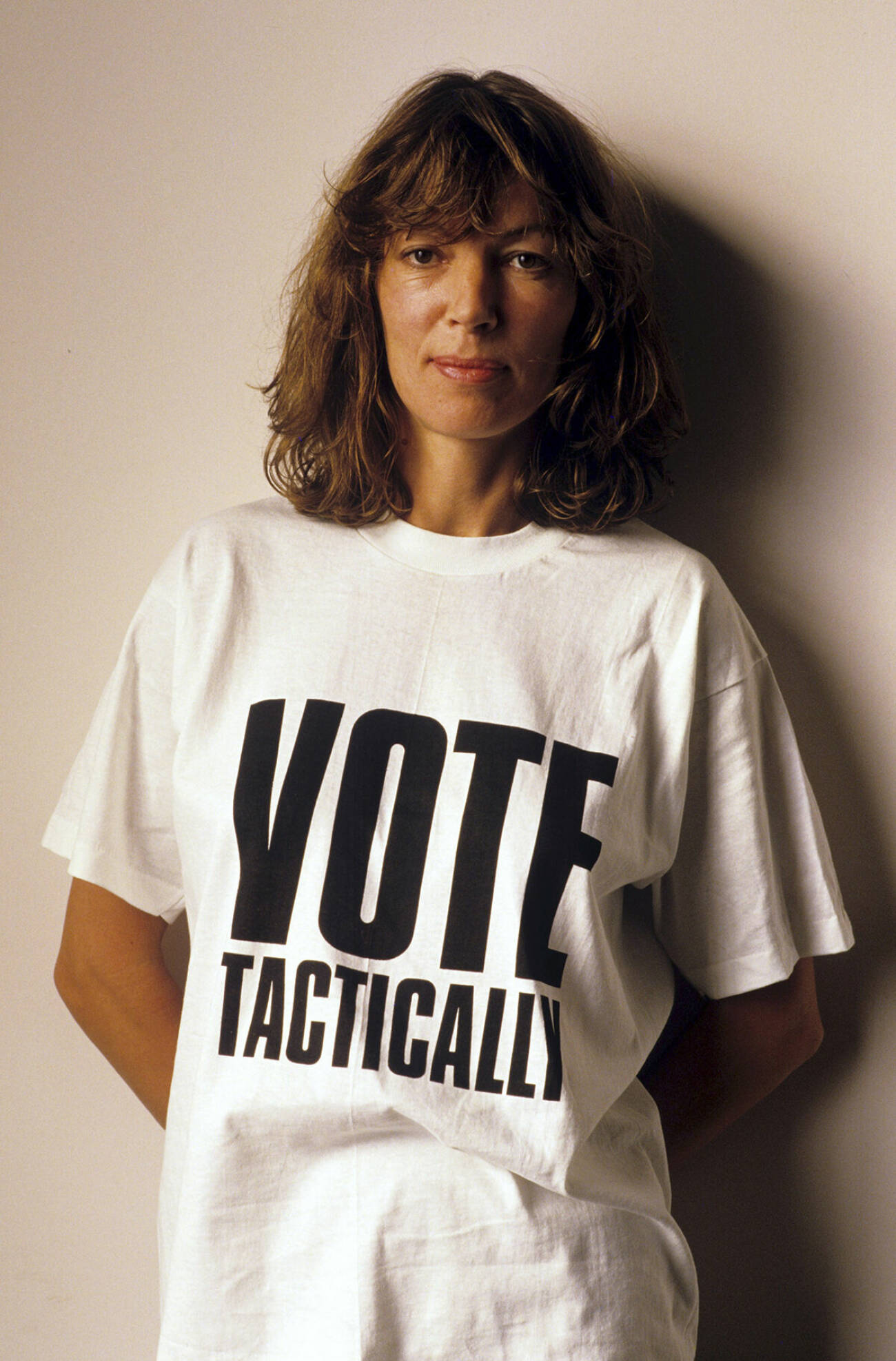 Katharine Hamnet med en t-shirt med trycket "Vote tactically"